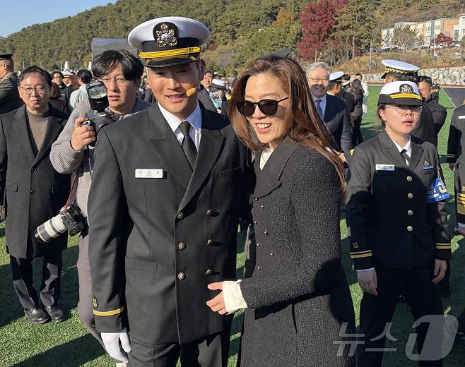 임세령 대상그룹 부회장이 28일 경남 창원시 해군사관학교에서 열린 제139기 해군·해병대 사관후보생 수료 및 임관식에서 장남 이지호 씨와 기념촬영을 하고 있다. (공동취재) 2025.11.28/뉴스1 ⓒ News1 박주평 기자