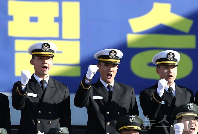 이재용 삼성전자 회장의 장남 이지호씨가 28일 오후 경남 창원 진해구 해군사관학교에서 열린 139기 해군,해병대 사관후보생 수료 및 임관식에서 동기들과 주먹을 들어올리며 구호를 외치고 있다. 2025.11.28/뉴스1 ⓒ News1 윤일지 기자