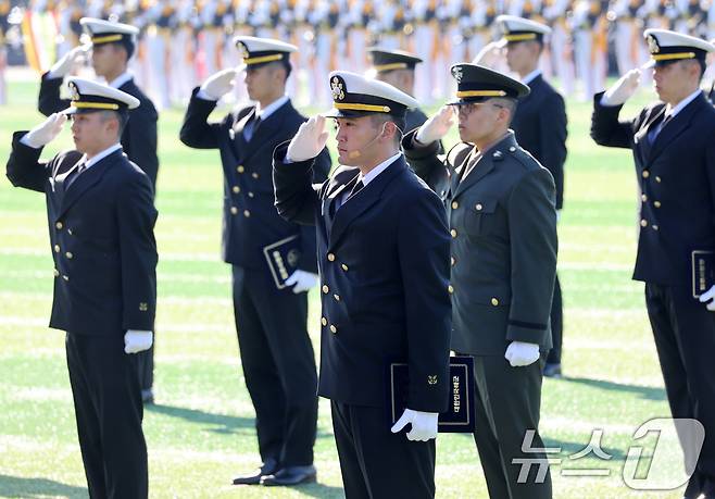 이재용 삼성전자 회장 장남 이지호 소위가 28일 경남 창원시 진해구 해군사관학교 연병장에서 열린 제139기 해군·해병대 사관후보생 수료 및 임관식에서 경례를 하고 있다. (공동취재) 2025.11.28/뉴스1 ⓒ News1 윤일지 기자