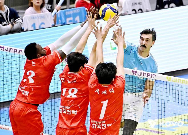 대한항공 외국인 선수 러셀(오른쪽)이 28일 수원체육관에서 열린 2025-26 V리그 남자부 2라운드 한국전력전에서 공격을 시도하고 있다. (KOVO 제공)