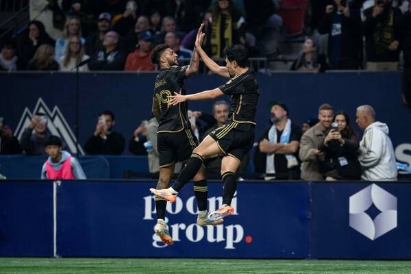 로스엔젤레스FC(LAFC) 손흥민이 22일 미국 밴쿠버에 위치한 BC 플레이스에서 밴쿠버 화이트캡스는 2025시즌 미국 메이저리그 사커(MLS) 컵 플레이오프 서부 컨퍼런스 4강전에서 득점 후 드니 부앙가와 세리머니 중이다. /사진=뉴시스(AP)