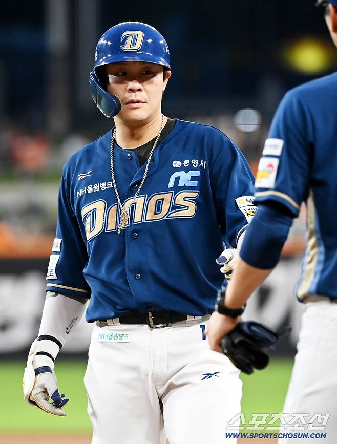 3일 대전 한화생명볼파크에서 열린 NC와 한화의 경기, 2회초 1사 1,2루 NC 박세혁이 선취 1타점 적시타를 치고 기쁨을 나누고 있다. 대전=허상욱 기자wook@sportschosun.com/2025.09.03/