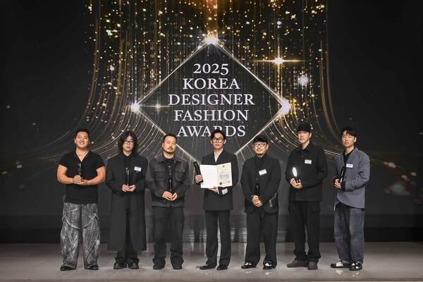 '2025 한국디자이너패션어워즈' 디자이너 수상자들이 함께 기념 촬영을 하고 있다. (좌측부터 박상조, 유강현, 김지용, 김인태, 김지만, 서혜인·이진호)