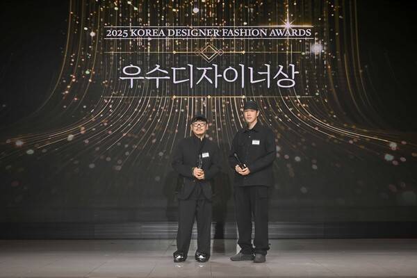 '우수디자이너상'을 수상한 김지만 디자이너와 서혜인·이진호 디자이너