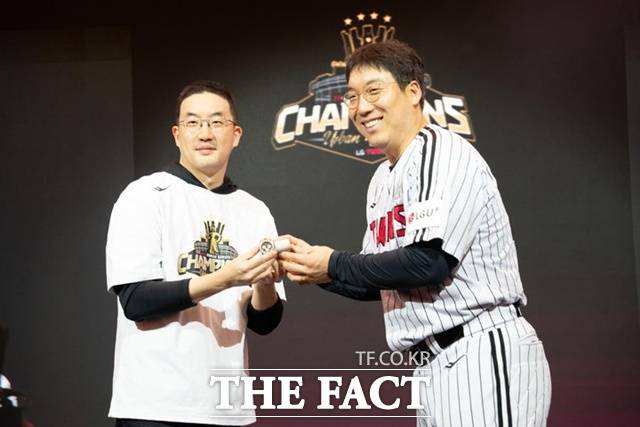 김현수가 2025한국시리즈 우승 후 지난 6일 구광모 LG그룹 회장으로부터 1억 원 상당의 고급 시계를 선물로 받고 있다. 김현수는 25일 kt로 이적했다. /뉴시스