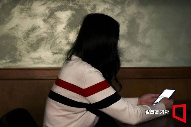 부업 사기 피해를 당한 김다은씨(49·여)가 24일 서울 한 모처에서 인터뷰 하고 있다. 강진형 기자