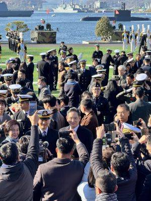 이지호 소위가 임관식 직후 이재용 삼성전자 회장과 할머니 홍라희 삼성미술관 리움 명예관장과 함께 기념촬영을 하고 있다. 백종민 테크스페셜리스트