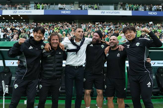 인종차별 논란 중심에 선 프로축구 전북현대의 타노스 코치(왼쪽 둘째)가 코칭스태프와 함께 올해 리그 우승에 기뻐하는 모습./뉴스1