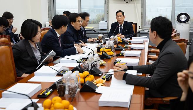 박수영 국회 기획재정위원회 조세소위원장이 25일 서울 여의도 국회에서 열린 제429회 국회(정기회) 제6차 조세소위원회에서 의사진행을 하고 있다./뉴스1