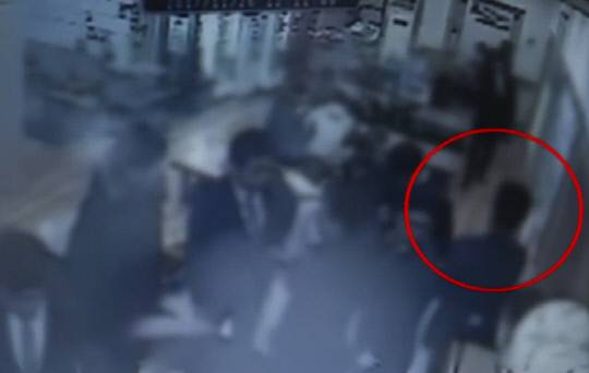 '곰탕집 성추행' 사건 CCTV 장면. 연합뉴스TV 유튜브 갈무리