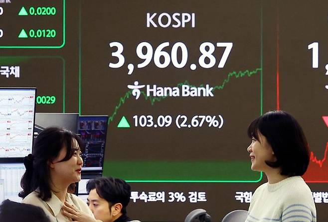 지난 26일 오후 서울 중구 하나은행 딜링룸에서 딜러들이 업무를 보고 있다(자료사진). ⓒ뉴시스