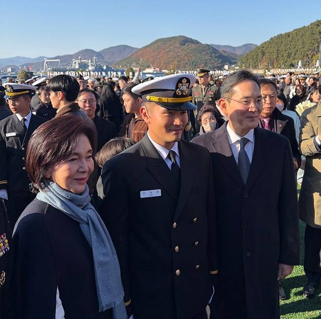 이재용 회장과 홍라희 관장, 이지호씨가 학사사관후보생 139기 임관식에서 기념촬영을 하고 있다. ⓒ데일리안 정인혁 기자