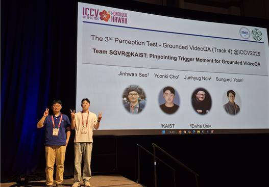 ICCV 2025 '인지테스트대회' 영상 근거 기반 질의응답 트랙에서 1위를 차지한 연구팀. 왼쪽부터 노준혁 이화여대 인공지능학과 조교수, KAIST 전산학부 서진환·조윤기 박사과정생, 윤성의 교수. KAIST 제공