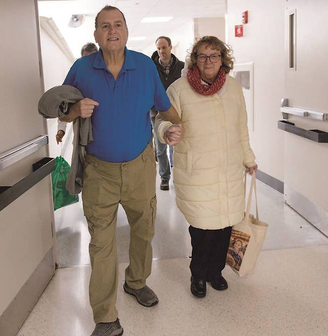 유전자가 교정된 돼지 신장을 이식받고 271일간 정상적인 신장 기능을 유지한 신부전 환자 팀 앤드루스(왼쪽). /사진 미국 매사추세츠 종합병원