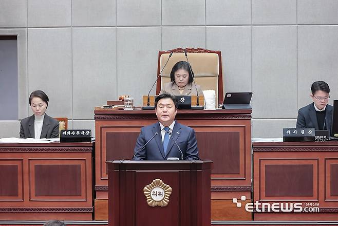 임병택 시흥시장이 27일 열린 제323회 시흥시의회 제2차 정례회 본회의에 참석해 내년도 시정 운영 방안에 관해 설명했다.
