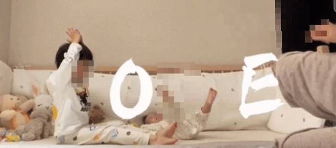 한 여성이 글자 'V'를 만들기 위해 아기를 발로 차고 있다. 출처=스레드
