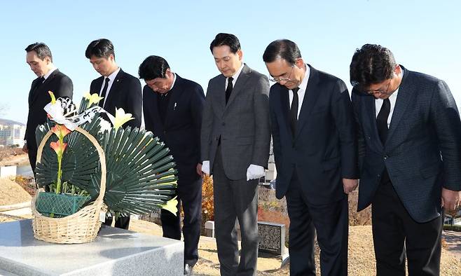 장동혁 국민의힘 대표가 28일 오후 대구 동구 국립신암선열공원을 찾아 순국선열과 애국지사 등 독립유공자 묘역에서 참배하고 있다. 뉴스1