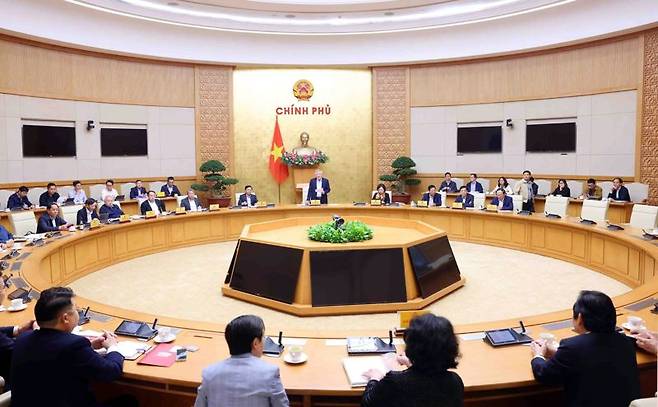 응우옌 호아 빈 베트남 부총리가 북남고속철도 사업 참여를 희망한 베트남 5개 기업과 회의를 진행하고 있다. 베트남 정부 제공