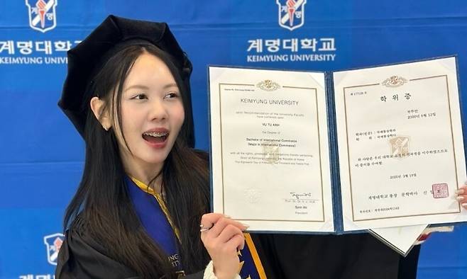 고 뚜안씨가 지난 2월 계명대학교 국제통상학과 졸업장을 들고 활짝 웃고 있다. 유가족 제공