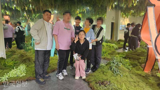 경기 수원 '경기도 최중증 발달장애인 통합돌봄센터' 직원들과 이용자들이 야외 활동을 하고 있다. '경기도 최중증 발달장애인 통합돌봄센터' 제공