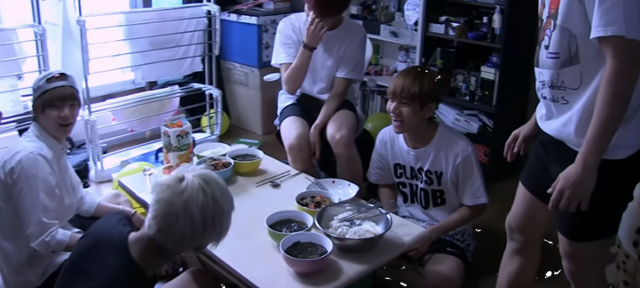 그룹 방탄소년단 멤버 7명은 한집에 살며 하나의 화장실을 썼다. 함께 사는 사람이 많다 보니 거실에 물품이 많다. 멤버들이 함께 식사를 준비하고 있는 모습. 빅히트 영상 캡처
