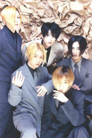 그룹 H.O.T의 데뷔곡은 '전사의 후예'였다. 학교폭력을 비판하는 곡이었다. SM엔터테인먼트 제공