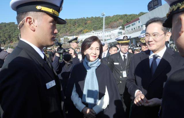 이재용 삼성전자 회장이 28일 경남 창원시 해군사관학교 연병장에서 열린 제139기 해군·해병대 사관후보생 수료 및 임관식에서 아들 이지호 소위를 바라보고 있다. 이 회장의 어머니 홍라희 삼성미술관 리움 명예관장도 함께 자리했다. 뉴스1