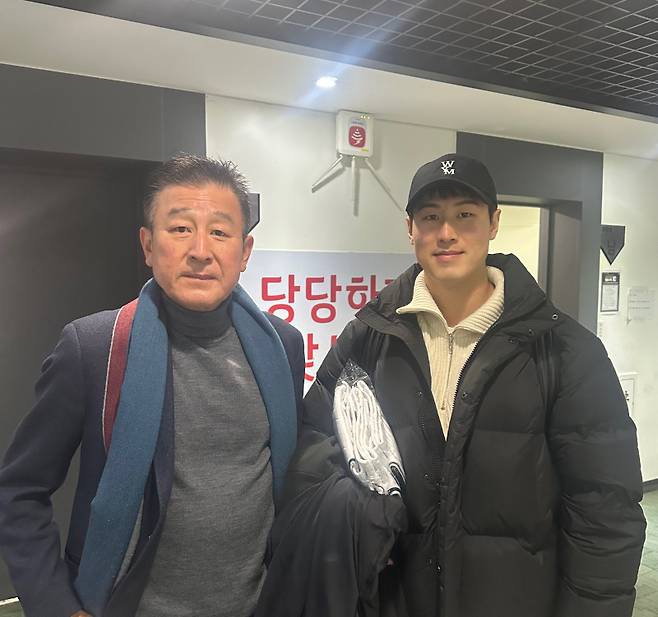 김기태 전 KT 2군 감독과 김건형. 수원=윤승재 기자