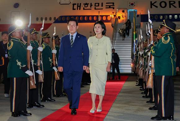 주요 20개국(G20) 정상회의에 참석하는 이재명 대통령이 김혜경 여사와 함께 지난 21일(현지시간) 남아프리카공화국 요하네스버그 OR탐보국제공항에 도착한 뒤 공군 1호기에서 내려 이동하고 있다. [사진=연합뉴스]