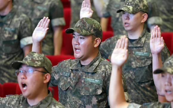 이재용 삼성전자 회장의 장남 이지호 씨 등이 지난 9월 23일 오전 경남 창원시 진해구 해군사관학교 웅포 강당에서 열린 '제139기 해군 사관후보생 입교식'에서 선서하고 있다. [사진=연합뉴스]