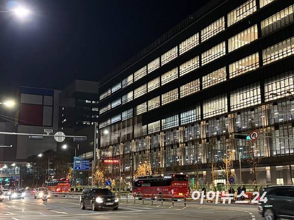 삼성전자 평택캠퍼스 라인 건물 앞 도로 [사진=권서아 기자]