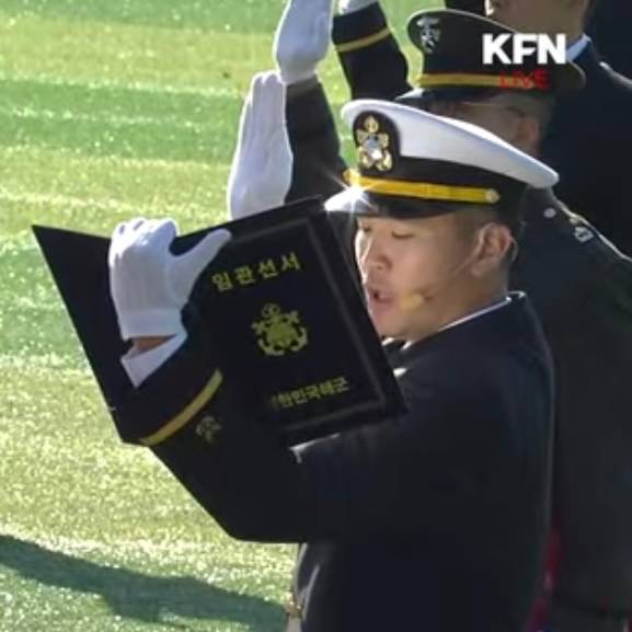 이지호 씨가 임관 선서를 하는 모습 [사진=국방홍보원 KFN 공식 유튜브 캡처]