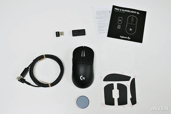 ▲ 제품 구성은 마우스와 피트 개구부, 그립 테이프와 USB 무선 송수신기, 케이블과 변환 젠더, 사용설명서