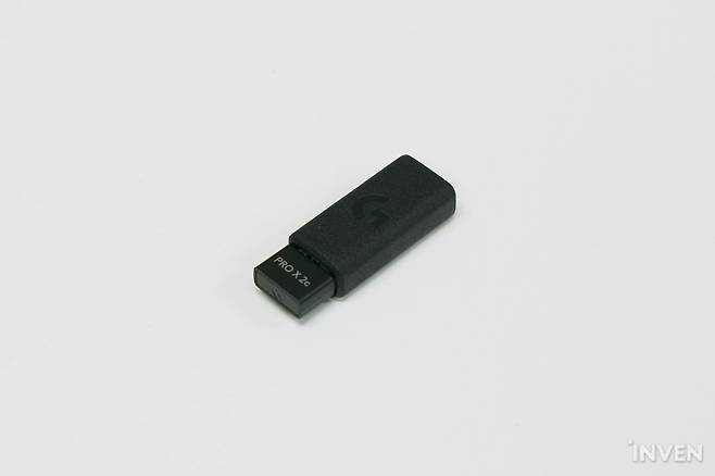 ▲ 무선 송수신기를 젠더와 연결한 모습. 케이블을 달아서 물리적으로 마우스와 가깝게 사용할 수도 있다