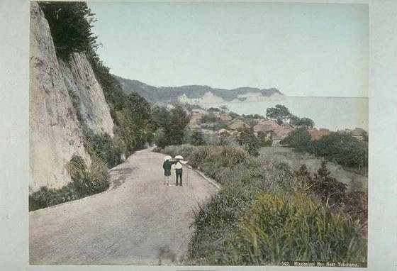 페리 함대가 ‘미시시피만’으로 명명한 요코하마 해안. 1880년대 사진으로 추정된다. 촬영자 미상. 사진 뒷면 하단에 ‘요코하마 부근 미시시피만(MISSISSIPPI BAY NEAR YOKOHAMA)’으로 적혀 있다. [사진 윤상인]