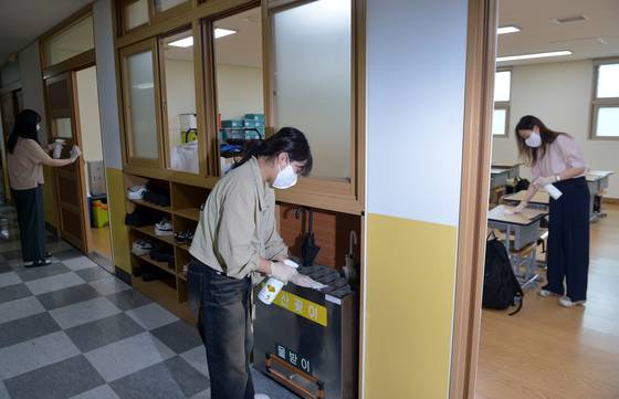 대전산업정보고등학교 교사들이 감염병 예방을 위해 교실 소독을 하고 있다. [중앙포토]