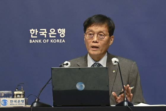 이창용 한국은행 총재가 27일 한국은행에서 열린 통화정책방향 기자간담회에서 금리 동결 배경 등을 설명하고 있다. 연합뉴스