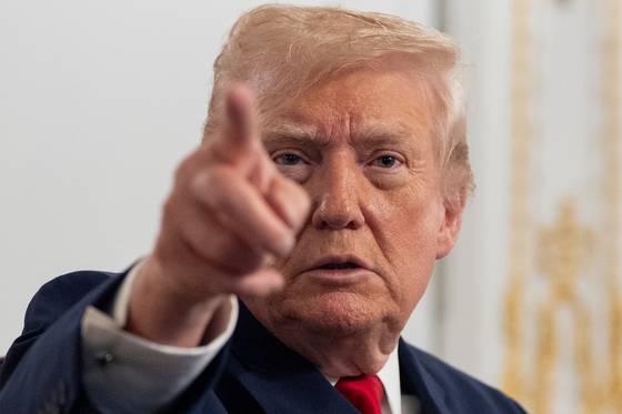 도널드 트럼프 미국 대통령이 27일(현지시간) 추수감사절에 플로리다주 팜비치 소재 자신의 별장 마라라고에서 군인들에게 영상으로 연설한 뒤 기자들과 대화하고 있다. AP=연합뉴스