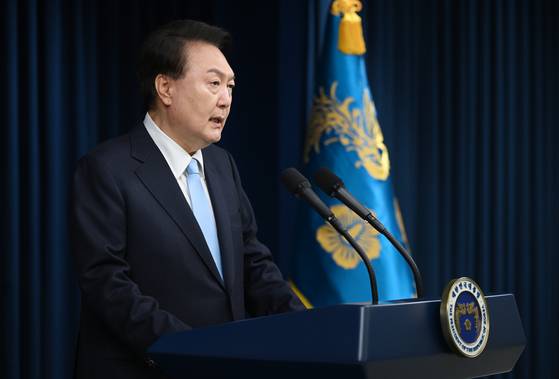 지난해 4월 1일 당시 윤석열 대통령이서울 용산 대통령실 브리핑룸에서 의대 정원 증원 등 의료개혁과 관련 대국민 담화를 하는 모습. 사진 대통령실