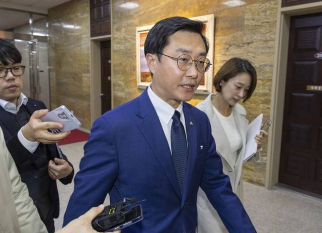 ▲ 더불어민주당 장경태 의원이 27일 국회에서 취재진 질문을 받으며 이동하고 있다. 연합뉴스