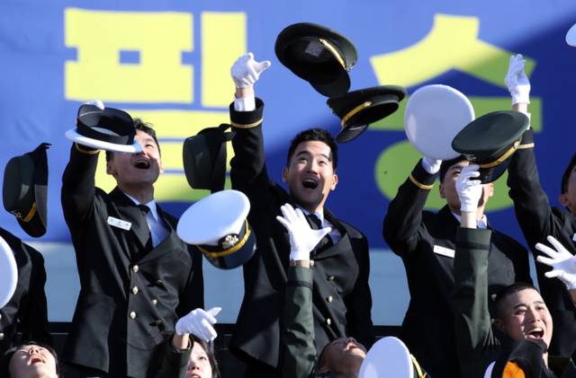 ▲ 이재용 삼성전자 회장의 장남 이지호 신임 소위가 28일 경남 창원 해군사관학교에서 열린 제139기 해군·해병대 사관후보생 수료 및 임관식에서 기념 촬영을 마친 뒤 모자를 공중에 던지고 있다. 2025.11.28 [공동취재]