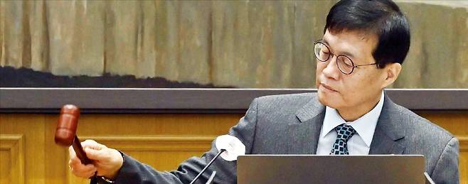 한국은행 금융통화위원회가 27일 통화정책방향회의에서 연 2.5%인 기준금리를 동결했다. 이창용 한은 총재가 ﻿의사봉을 두드리고 있다.  /뉴스1