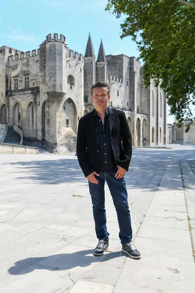 아비뇽 교황청 앞에 선 장-미셸 오토니엘 / 사진. © CHRISTOPHE AUBRY_Ville d'Avignon