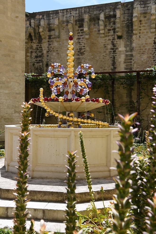 〈La Fontaine des Délices〉(2025). 장-미셸 오토니엘 개인전 《오토니엘 코스모스 혹은 사랑의 유령》 전시전경. 프랑스 아비뇽 교황청, 2025. / 사진. ⓒ Mairie d’Avignon / C. Aubry / G. Quittard/국제갤러라