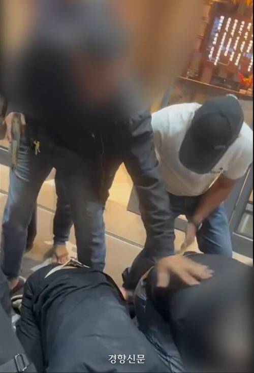 국가정보원과 협조한 캄보디아 경찰이 지난 27일 오전4시 캄보디아 프놈펜의 한 식당에서 대학생 박모씨 사망 사건의 배후인 리모씨 등을 체포하고 있다. 국가정보원 제공