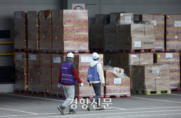 50대 단기 계약직 노동자가 새벽에 카트에서 상품을 담아 옮기는 집품 업무를 하던 중 쓰러져 숨진 지난 26일 경기 광주시의 한 쿠팡 물류센터에서 직원들이 쌓여 있는 물품 앞을 지나고 있다. 권도현 기자