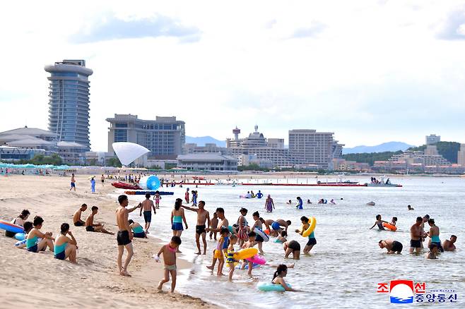 North Korea’s state-run Korean Central News Agency reported on July 2 that the Wonsan-Kalma Coastal Tourist Area, the country’s version of a resort complex, opened on July 1. [KOREAN CENTRAL NEWS AGENCY/YONHAP]
