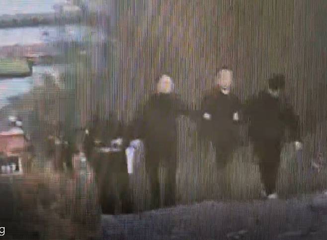 26일 오후 충북 충주호에서 장기 실종 여성의 SUV 차량이 인양되고 있다. 독자제공, 연합뉴스