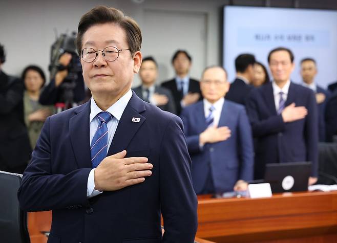 이재명 대통령이 지난 9월 18일 서울 용산 대통령실에서 열린 수석보좌관회의에서 국기에 경례하고 있다. 연합뉴스