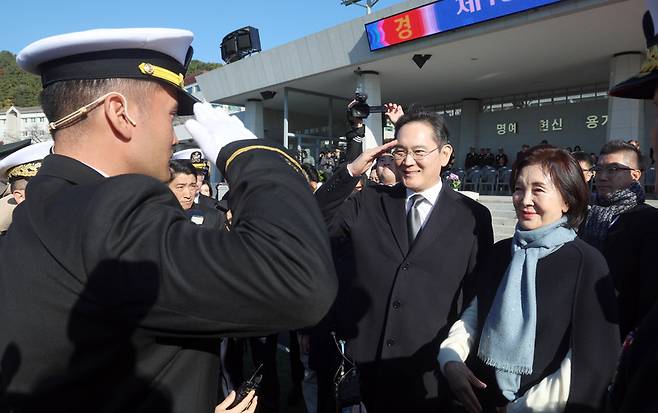 이재용 삼성전자 회장과 홍라희 리움미술관 명예관장이 이지호 신임 소위에게 경례를 받고 있다. 2025.11.28 / 사진=연합뉴스